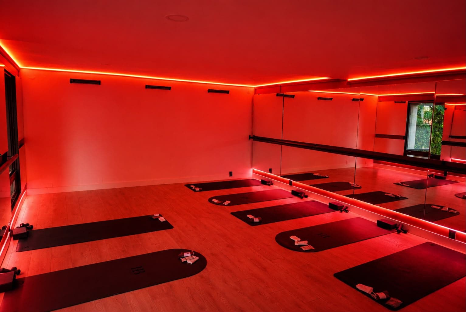 Salón con luz roja y tapetes
